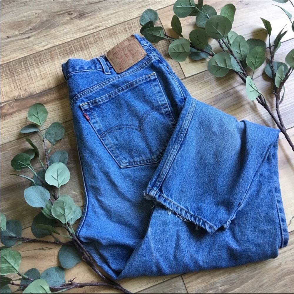 Levi’s |  550 Distressed High Waiste Jeans P247